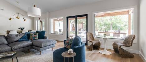 Smart-tv och eldstad