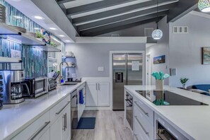 Refrigerador, microondas, horno, placa de cocina