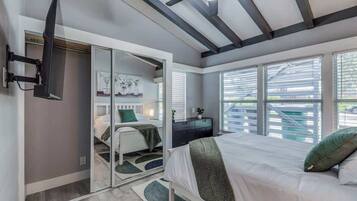 5 habitaciones, escritorio y tabla de planchar con plancha