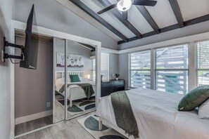 5 bedrooms, desk, iron/ironing board, travel crib