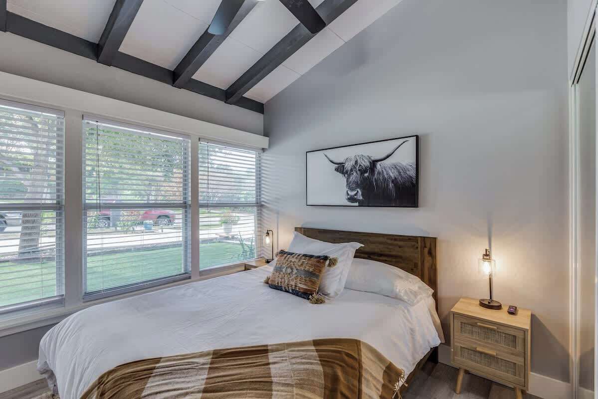 5 habitaciones, escritorio y tabla de planchar con plancha 