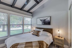 5 bedrooms, desk, iron/ironing board, travel cot - Spacious & Fun near Downtown | Pool, Games, Mural! (San Antonio)