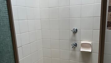 Bruser, gratis toiletartikler, hårtørrer, håndklæder