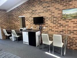 Habitación estándar con 2 camas individuales | Escritorio y espacio para trabajar con un portátil