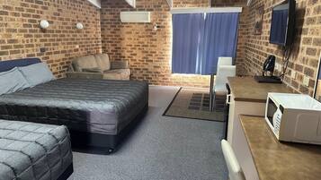 Kamar Twin Standar | 1 kamar tidur, meja kerja, dan ruang kerja ramah laptop