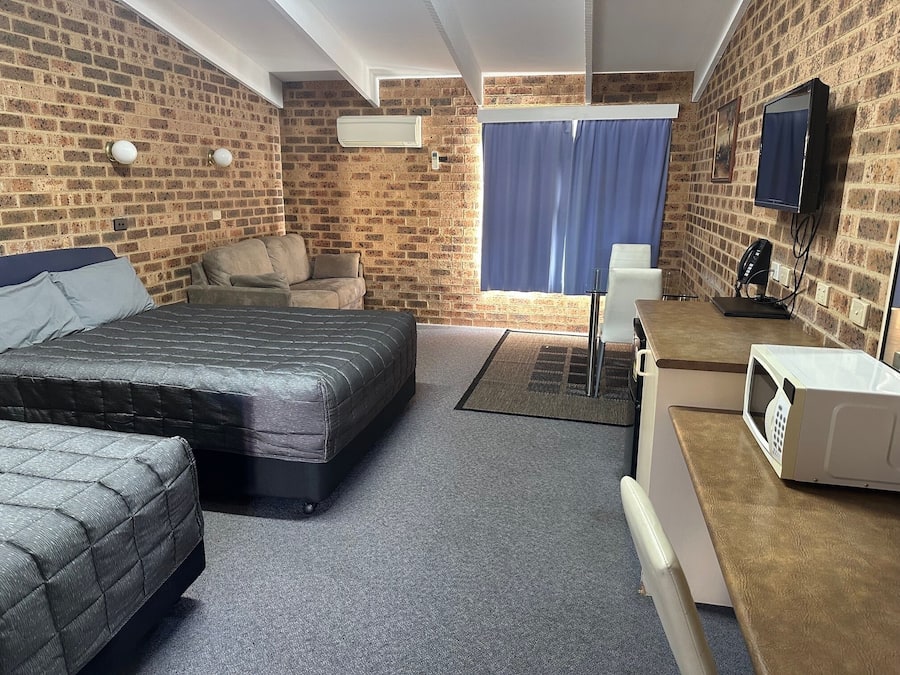 Standard Twin Room | Desk, laptop workspace, iron/ironing board, free WiFi