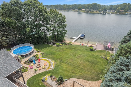 Private lakefront home. Sandy beach canoe, 2 kayaks. Pool, Spa & Pontoon rental.