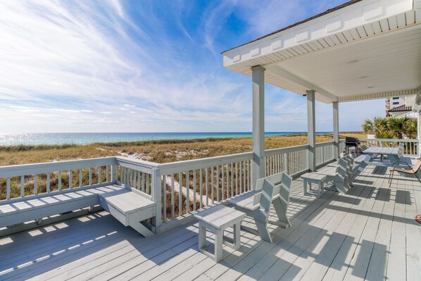 Outdoor dining - Footprints in the Sand-Oceanfront Home (Navarre)