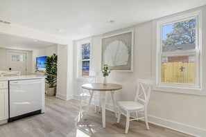 Dining - Renovated - Old Village - Close to Beach/Downtown (Mount Pleasant)
