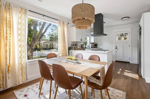 Just Renovated Home - Private Yard & Movie Theater