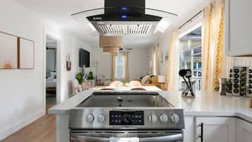 Kylskåp, mikrovågsugn, ugn och spishäll