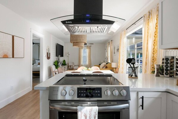 Køleskab, mikrobølgeovn, ovn, kogeplade