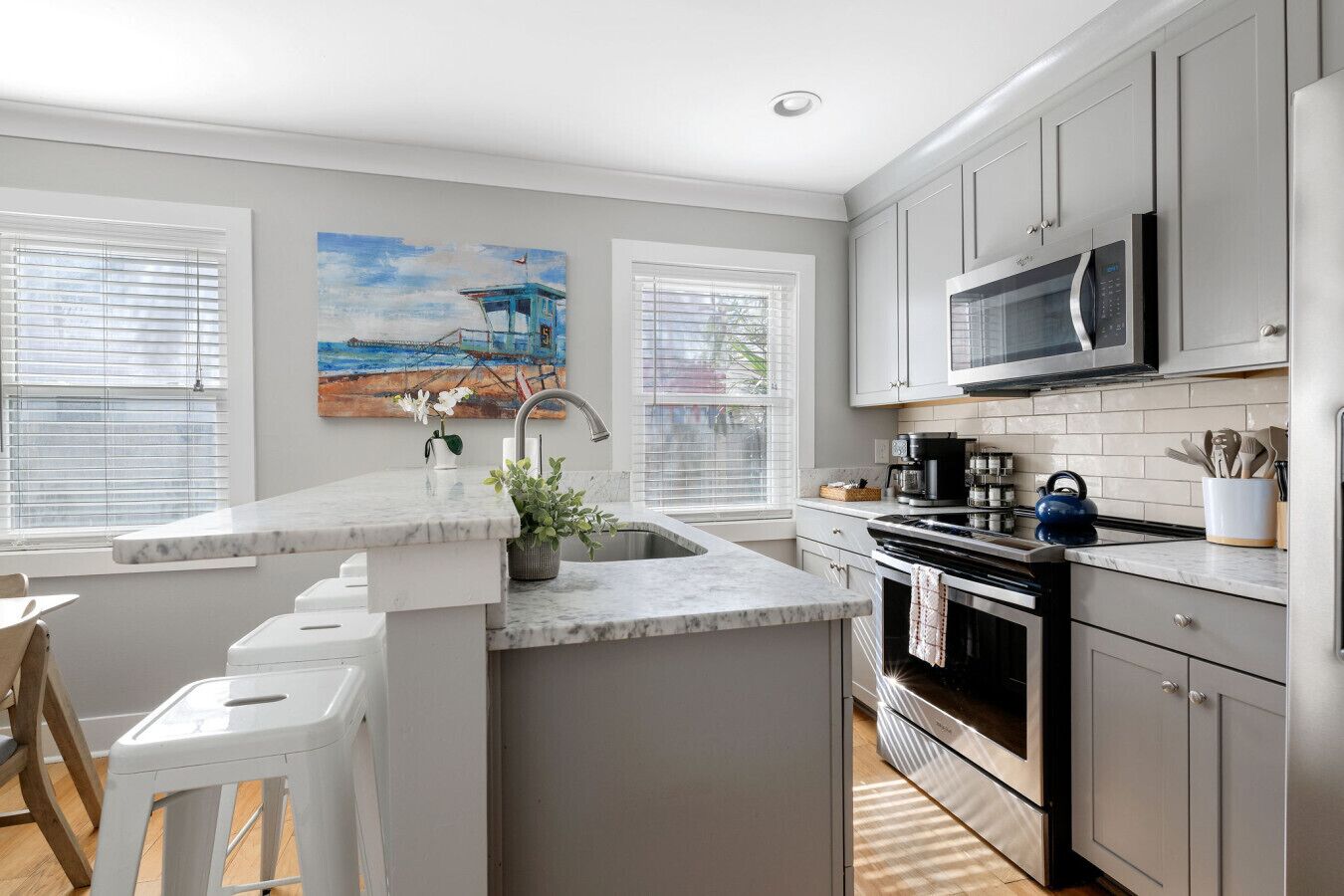 Réfrigérateur, four à micro-ondes, un four, surface de cuisson