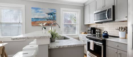 Réfrigérateur, four à micro-ondes, un four, surface de cuisson