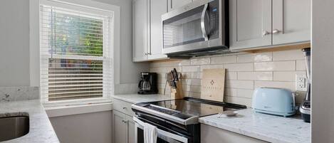 Refrigerador, microondas, horno y parrilla de estufa