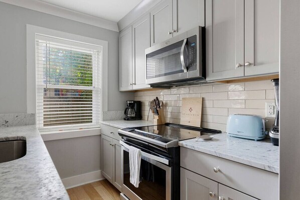 Réfrigérateur, micro-ondes, four, plaque de cuisson