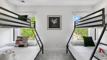 4 bedrooms, iron/ironing board, WiFi, bed sheets