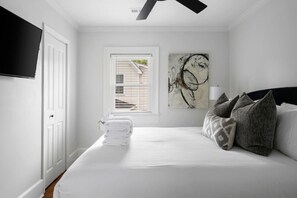 2 slaapkamers, een bureau, een strijkplank/strijkijzer, wifi