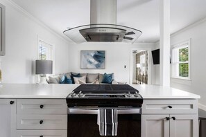 Een koelkast, een magnetron, een oven, een kookplaat