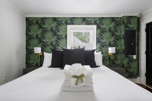 2 bedrooms, desk, iron/ironing board, WiFi