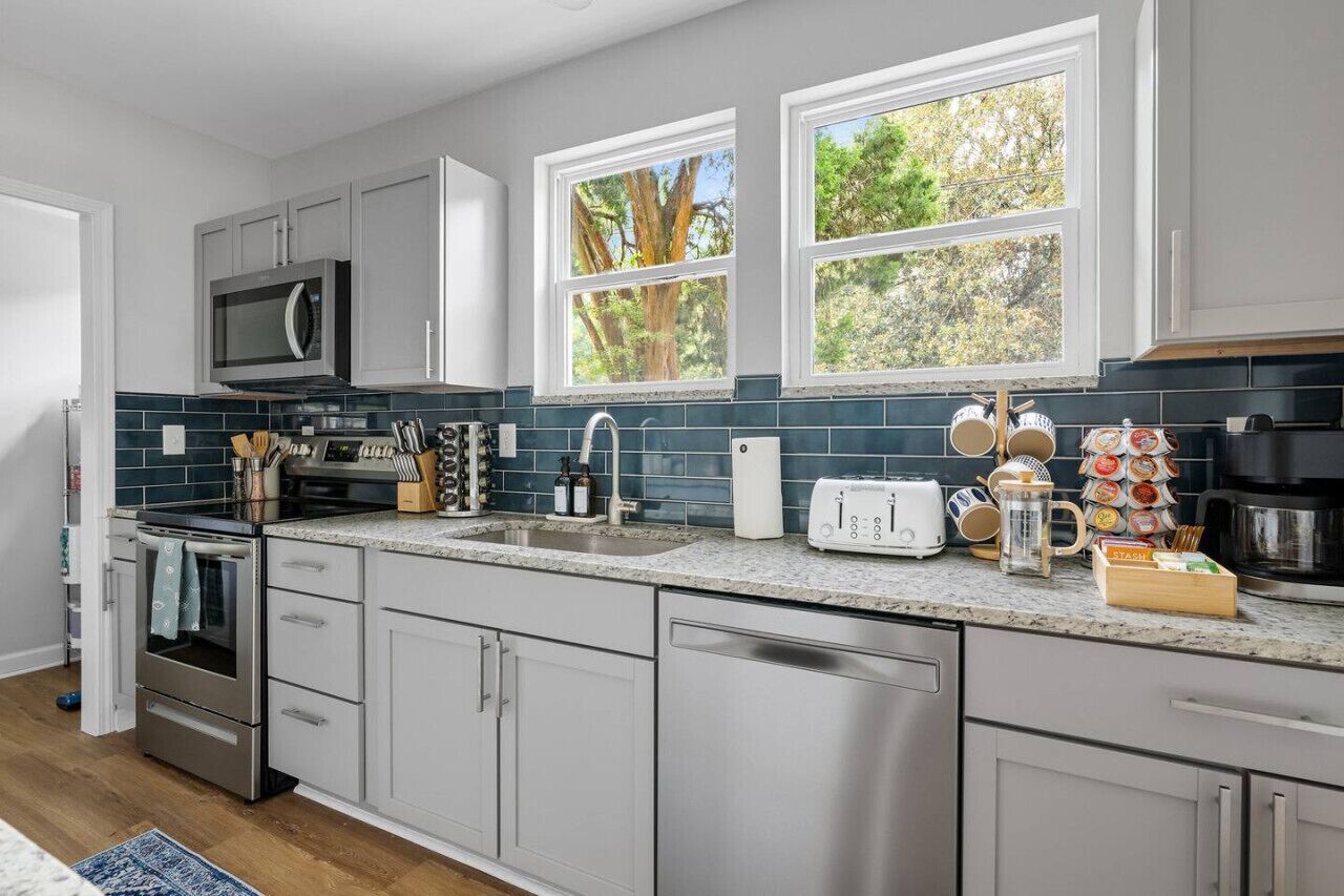 Frigorífico, microondas, horno y placa de cocina