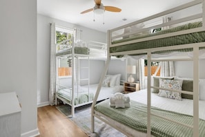 3 bedrooms, iron/ironing board, WiFi, bed sheets