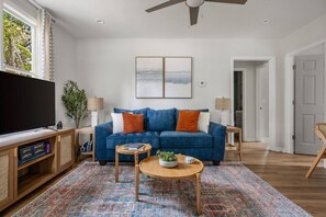 TV - Renovated 3 Bedroom House-10 Minutes to Downtown! (North Charleston)