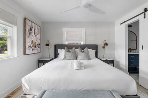 4 bedrooms, desk, iron/ironing board, WiFi - Renovated - 4 Bedroom Home in Old Village (Mount Pleasant)