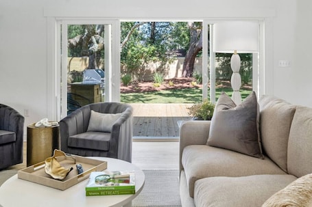 TV. Renovated - 4 Bedroom Home in Old Village