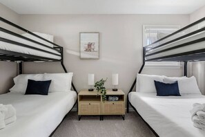 3 Schlafzimmer, Schreibtisch, Bügeleisen/Bügelbrett, WLAN