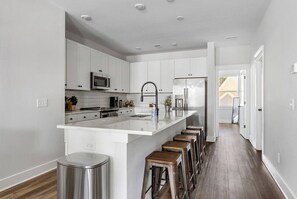 Refrigerador, microondas, horno, placa de cocina