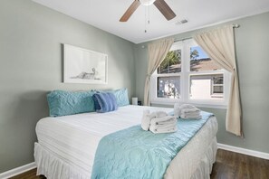 2 bedrooms, iron/ironing board, WiFi, bed sheets - Folly Beach - 2 Blocks to Beach - Sleeps 6! (Folly Beach)