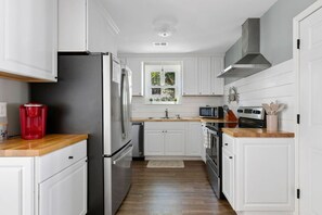 Kylskåp, mikrovågsugn, ugn och spishäll