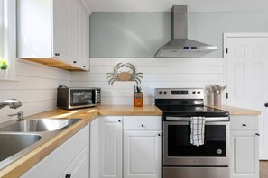 Fridge, microwave, oven, stovetop - Folly Beach - 2 Blocks to Beach - Sleeps 6! (Folly Beach)