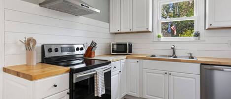 Réfrigérateur, four à micro-ondes, un four, surface de cuisson