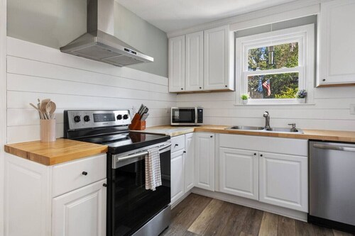 Folly Beach - 2 Blocks to Beach - Sleeps 6!