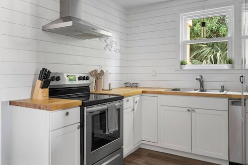 Folly Beach - 3 Blocks to Beach - Sleeps 6!