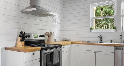 Folly Beach - 3 Blocks to Beach - Sleeps 6!