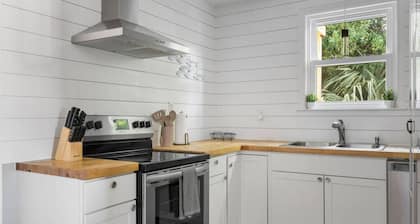 Folly Beach - 3 Blocks to Beach - Sleeps 6!