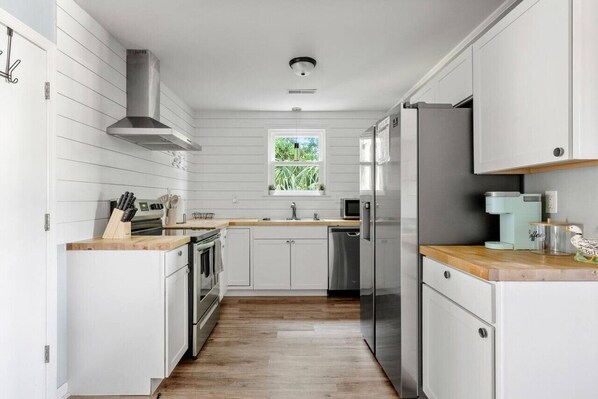 Kjøleskap, mikrobølgeovn, ovn og kokeplater