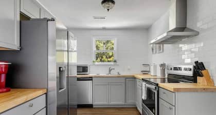 Folly Beach - 3 Blocks to Beach - Sleeps 6!