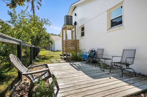 Folly Beach - 3 Blocks to Beach - Sleeps 6!