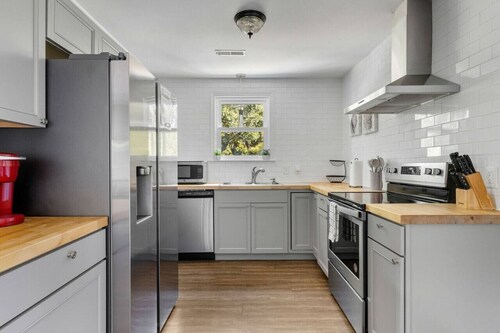 Folly Beach - 3 Blocks to Beach - Sleeps 6!