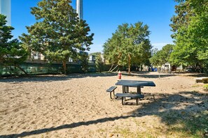 Outdoor dining - Folly Beach - 3 Blocks to Beach - Sleeps 6! (Folly Beach)