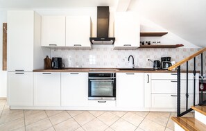 Refrigerador, horno, lavavajillas y cafetera y tetera 