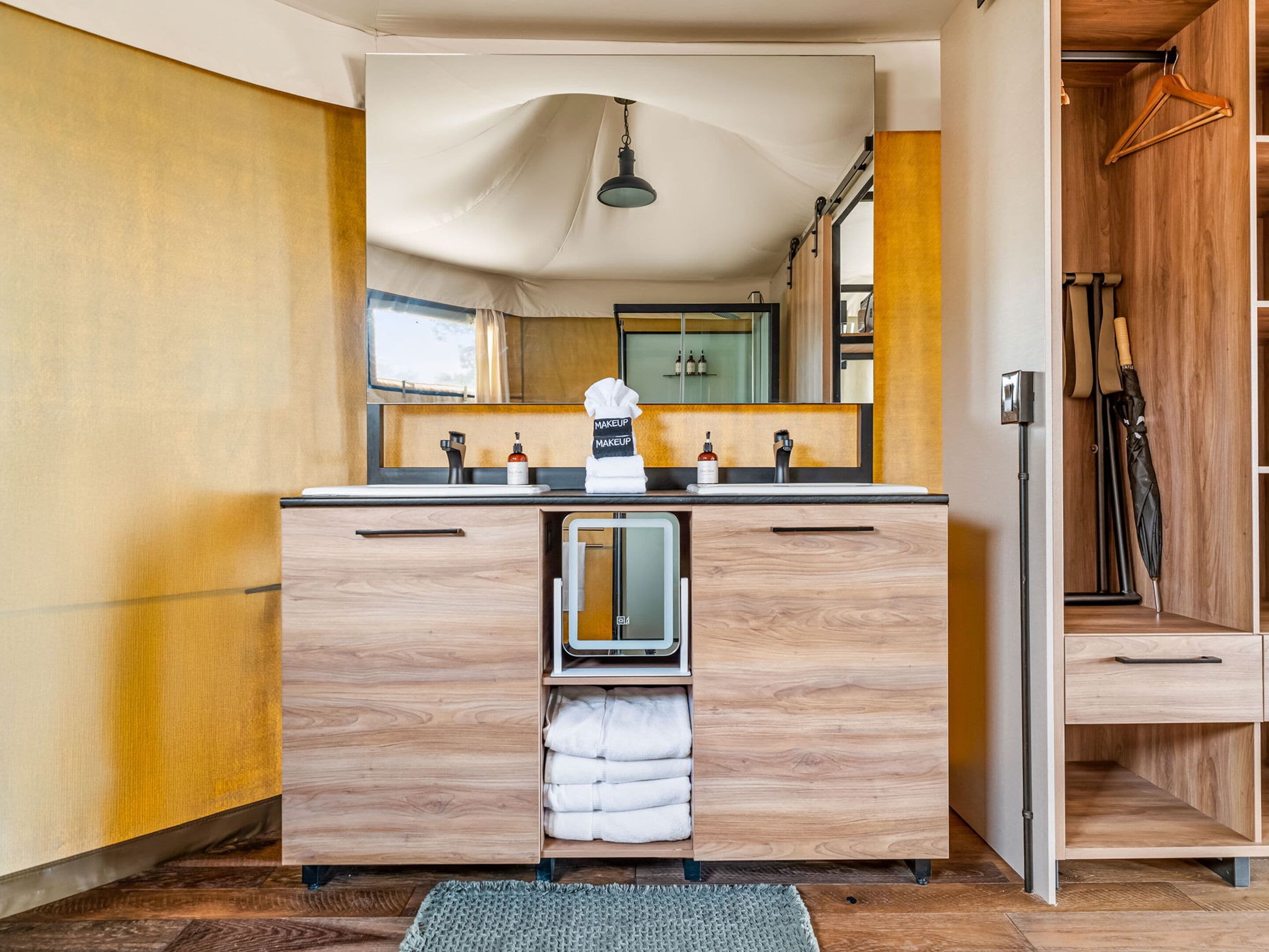 Luksustelttamajoitus, 1 makuuhuone, yksityinen uima-allas, näköala mäelle | Kylpyhuone | Suihku, hiustenkuivaaja, kylpytakit, pyyhkeet