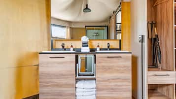 Luksustelttamajoitus, 1 makuuhuone, yksityinen uima-allas, näköala mäelle | Kylpyhuone | Suihku, hiustenkuivaaja, kylpytakit, pyyhkeet