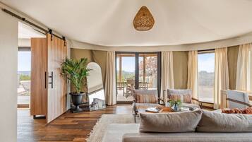 Luxury-Zelt, 1 King-Bett, Terrasse, Blick auf die Anlage | Wohnbereich | Tischtennisplatte