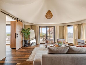 Luksustelt, 1 kingsize-seng, terrasse, resort-utsikt | Oppholdsområde | Bordtennis