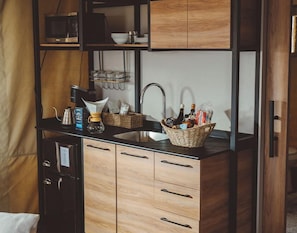 Frigobar, microondas, cafetera/tetera, tetera/pava eléctrica